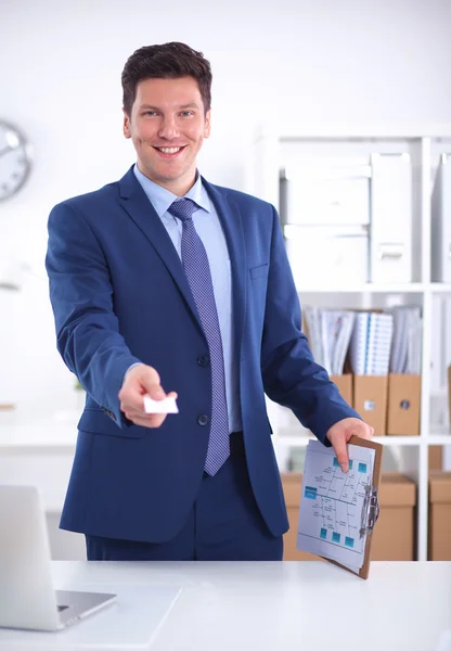 Retrato de jovem segurando cartão branco — Fotografia de Stock