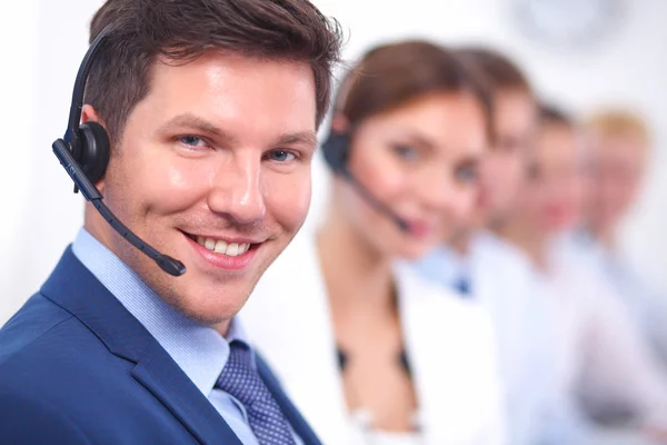 Atraente Sorrindo positivo jovens empresários e colegas em um escritório de call center — Fotografia de Stock