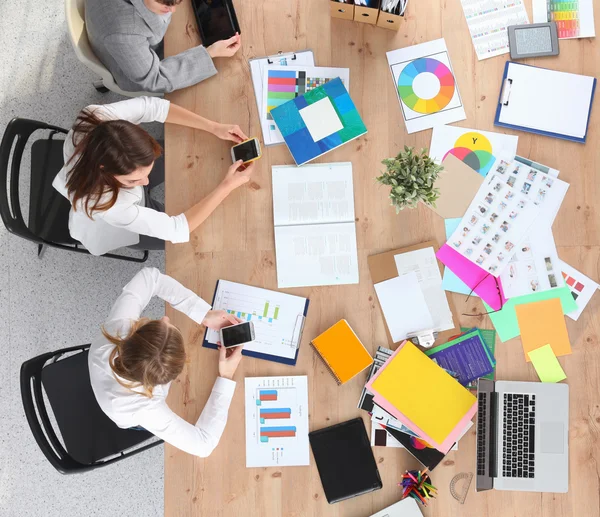 Uomini d'affari che siedono e discutono alla riunione di lavoro, in ufficio — Foto Stock