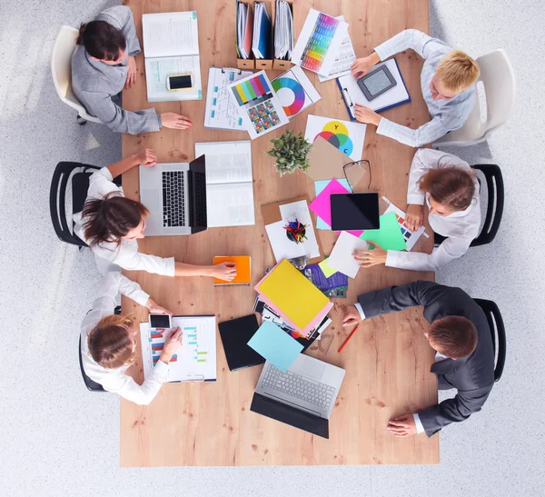 Gente de negocios sentada y discutiendo en la reunión de negocios, en la oficina — Foto de Stock