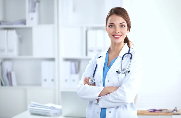 Porträt einer jungen Ärztin mit weißem Mantel im Krankenhaus Stockfoto