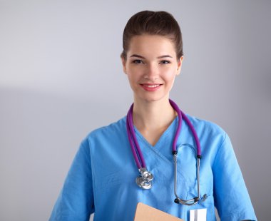 Hastanede üniformalı, gülümseyen bir kadın doktor.