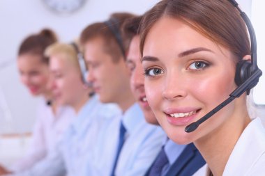 Çekici, güler yüzlü genç iş adamları ve iş arkadaşları bir çağrı merkezinde