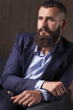 koyu arka plan üzerinde izole sofa ofis lobisinde oturan işadamı