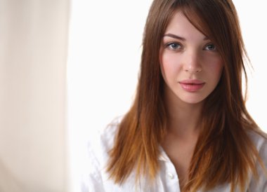 Beyaz arka planda izole edilmiş güzel bir genç kadının portresi.