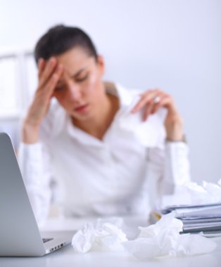 Ofiste masa başında oturan stresli iş kadını.