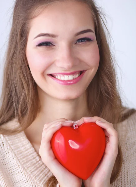 Portret van mooie gelukkig vrouw houdt van een hart symbool. — Stockfoto