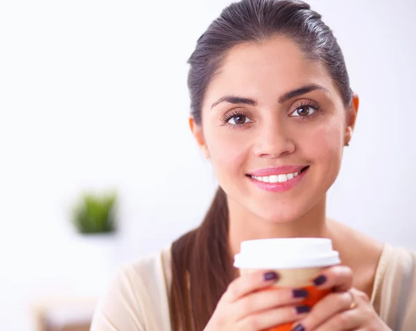 Schöne Geschäftsfrau genießt Kaffee im hellen Büro — Stockfoto