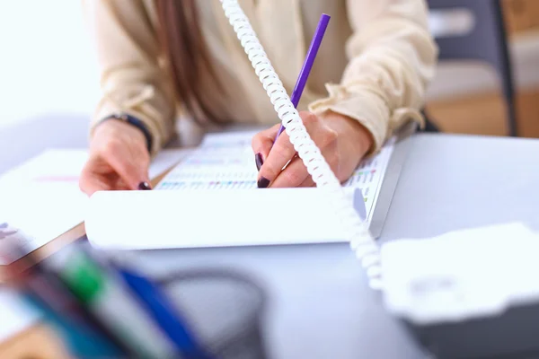 Joven mujer de negocios sentada en el escritorio y hablando por teléfono — Foto de Stock