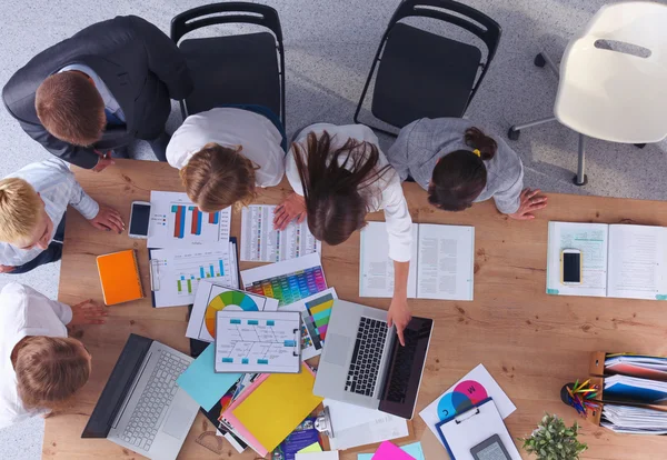 Gente de negocios sentada y discutiendo en la reunión de negocios, en la oficina — Foto de Stock