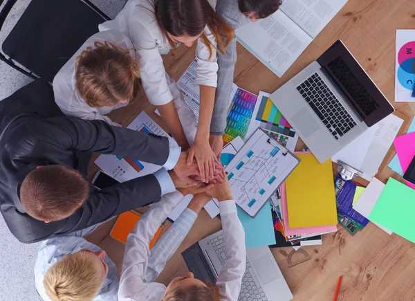 Geschäftsteam mit Hand in Hand - Teamwork-Konzepte — Stockfoto