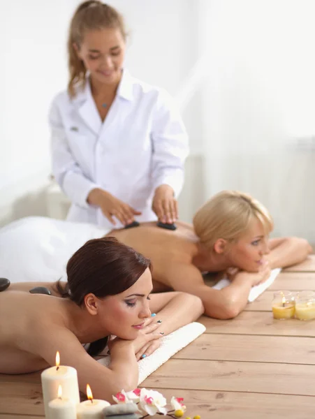 Dos mujeres hermosas jóvenes relajándose y disfrutando en el centro de spa —  Fotos de Stock