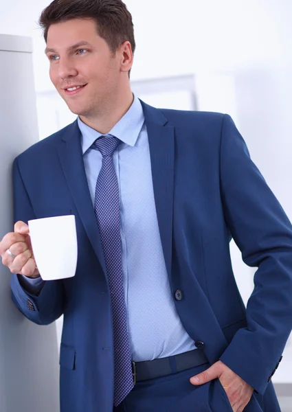 Close up van een knappe zakenman thee drinken in het kantoor — Stockfoto