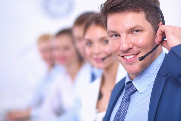 Attraktives Lächeln positiver junger Geschäftsleute und Kollegen in einem Callcenter-Büro — Stockfoto