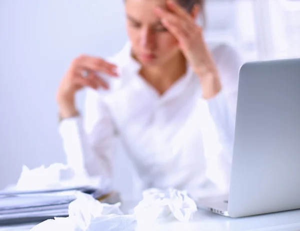 Gestresste Geschäftsfrau sitzt am Schreibtisch im Büro — Stockfoto