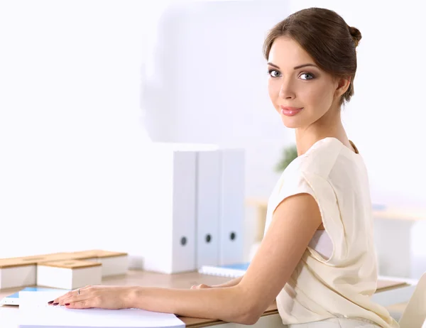 Retrato de una mujer de negocios sentada en el escritorio con portátil —  Fotos de Stock