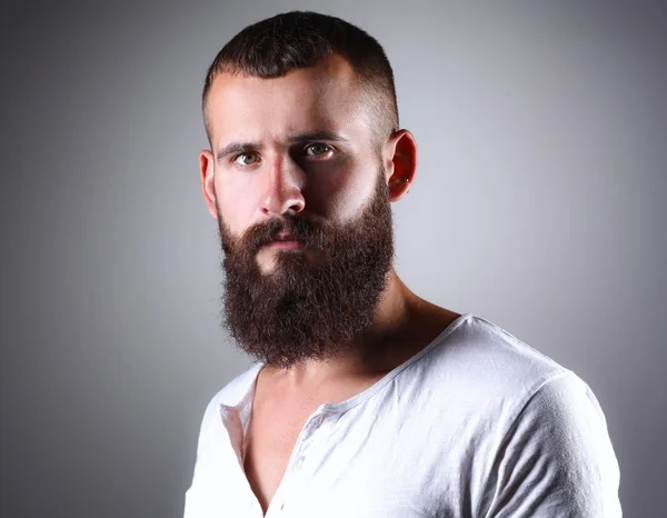 Portrait d'un bel homme barbu debout, isolé sur fond gris — Photo