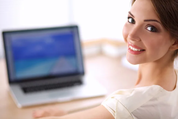 Portrét podnikatelky sedící za stolem s laptopem — Stock fotografie