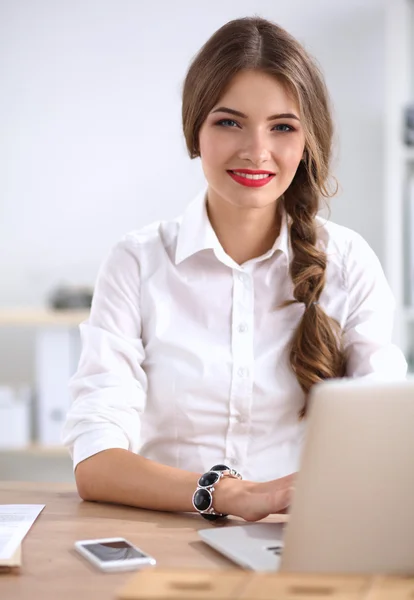 Attraente donna d'affari seduta sulla scrivania in ufficio — Foto Stock