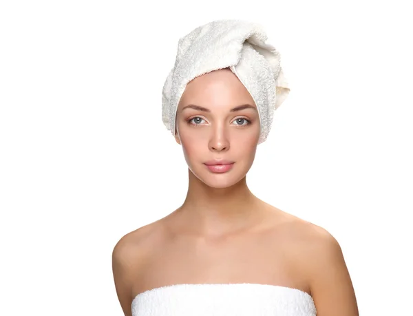 Красивая женщина с полотенцем на голове изолированы — стоковое фото