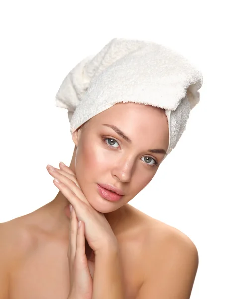 Bella donna con un asciugamano sulla testa isolato — Foto Stock