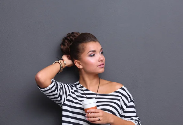 Retrato uma jovem mulher com xícara de chá ou café — Fotografia de Stock