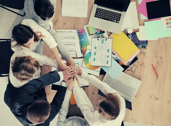 Equipo empresarial con las manos juntas - conceptos de trabajo en equipo —  Fotos de Stock