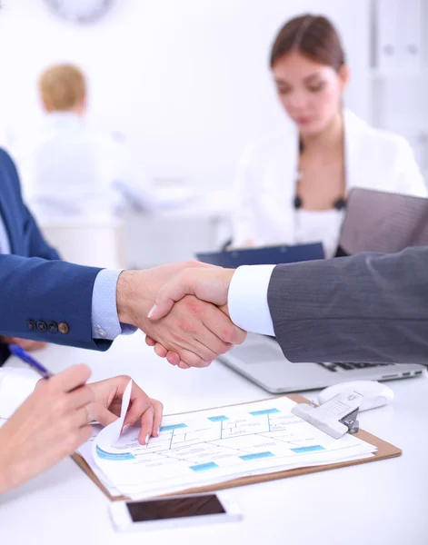 Zakenmensen schudden elkaar de hand, ronden een vergadering af — Stockfoto