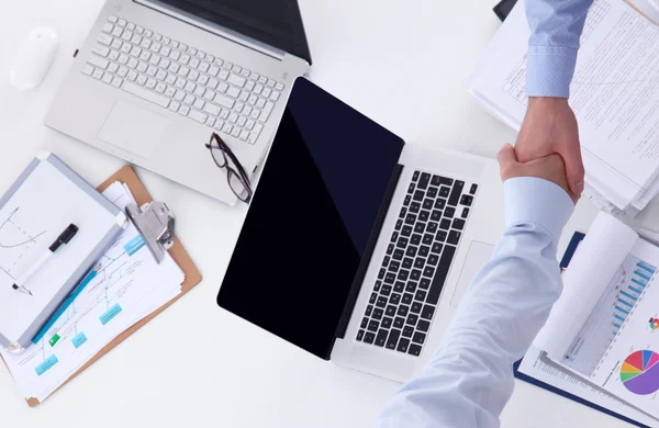 Zakenmensen die met een laptop in een kantoor werken — Stockfoto