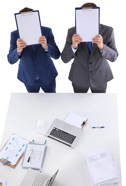 Zwei Geschäftsleute stehen mit leerem Blatt Papier und halten eine Mappe in der Hand — Stockfoto