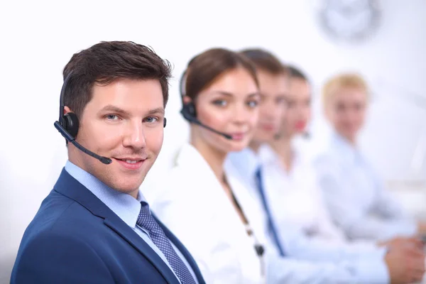 コールセンターオフィスの魅力的な笑顔の正の若いビジネスマンや同僚 — ストック写真