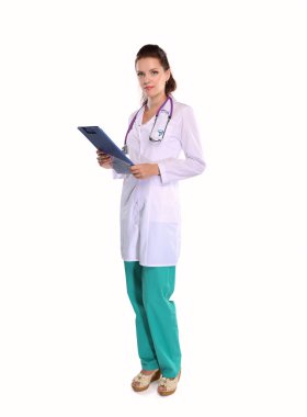 Hastanede üniformalı, gülümseyen bir kadın doktor.