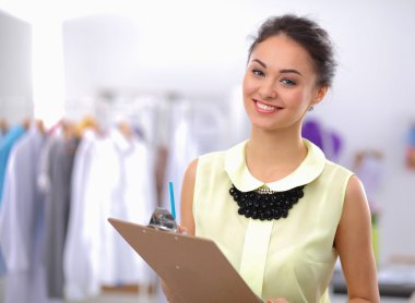 Stüdyoda çalışan modern genç moda tasarımcısı.