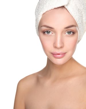 Bir havlu izole kafasında ile güzel kadın