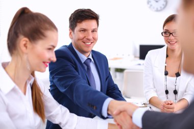 İş adamları el sıkışıyor, toplantıyı bitiriyor.