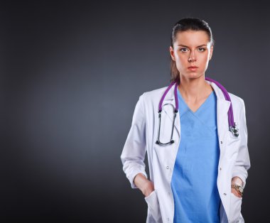 Steteskopu olan genç doktor kadın gride izole edilmiş.