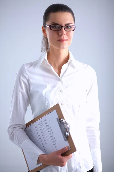 Portret van jonge zakenvrouw met map, geïsoleerd op witte achtergrond — Stockfoto