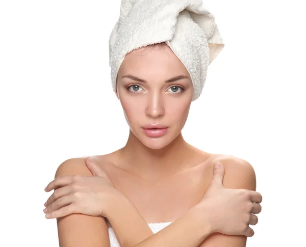 Hermosa mujer con una toalla en la cabeza aislada — Foto de Stock