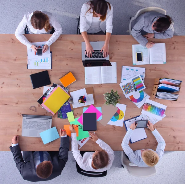 Uomini d'affari che siedono e discutono alla riunione di lavoro, in ufficio — Foto Stock