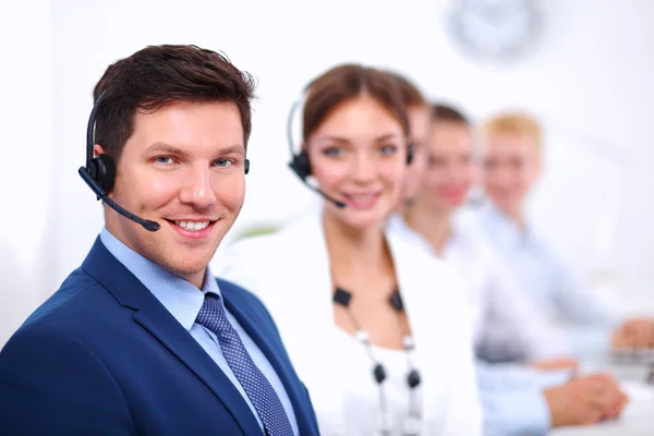 Atractivo Sonriendo jóvenes empresarios positivos y colegas en una oficina de call center —  Fotos de Stock