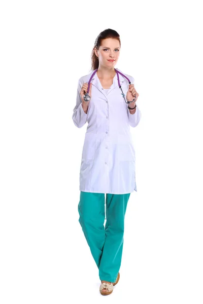 A kórházban álló fehér kabátos fiatal doktornő portréja — Stock Fotó