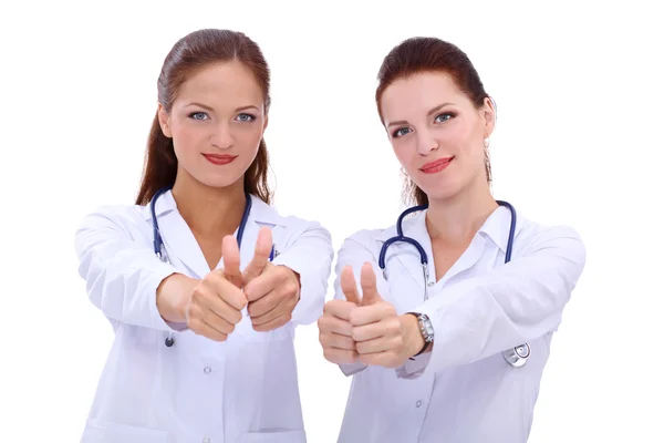 Две молодые женщины доктор показывает в порядке, стоя в больнице — стоковое фото