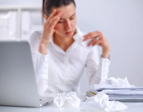 Gestresste Geschäftsfrau sitzt am Schreibtisch im Büro — Stockfoto