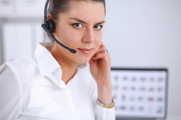 Retrato de primer plano de un agente de servicio al cliente sentado en la oficina —  Fotos de Stock