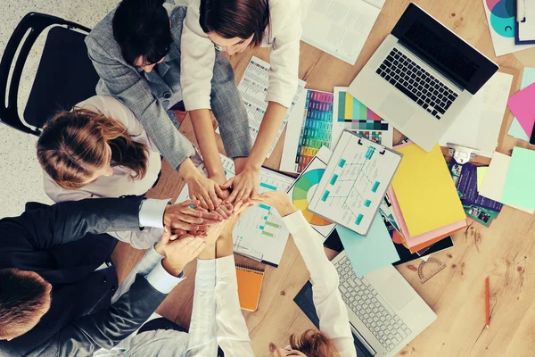 Geschäftsteam mit Hand in Hand - Teamwork-Konzepte Stockfoto