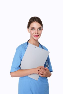 Hastanede üniformalı, gülümseyen bir kadın doktor.