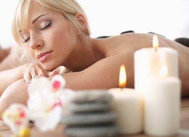 rahatlatıcı ve spa merkezinde zevk iki genç güzel kadın