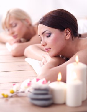 rahatlatıcı ve spa merkezinde zevk iki genç güzel kadın