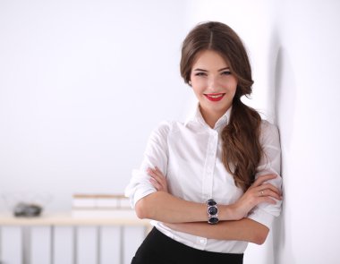 cazip iş kadını ofiste ayakta