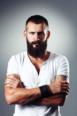 ayakta, gri arka plan üzerinde izole yakışıklı sakallı adam portresi